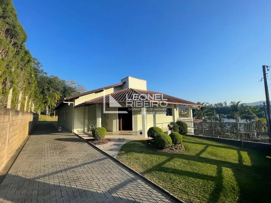 Linda Casa com Piscina no Bairro das Capitais. - foto 1