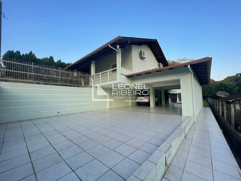 Linda Casa com Piscina no Bairro das Capitais. — foto 2
