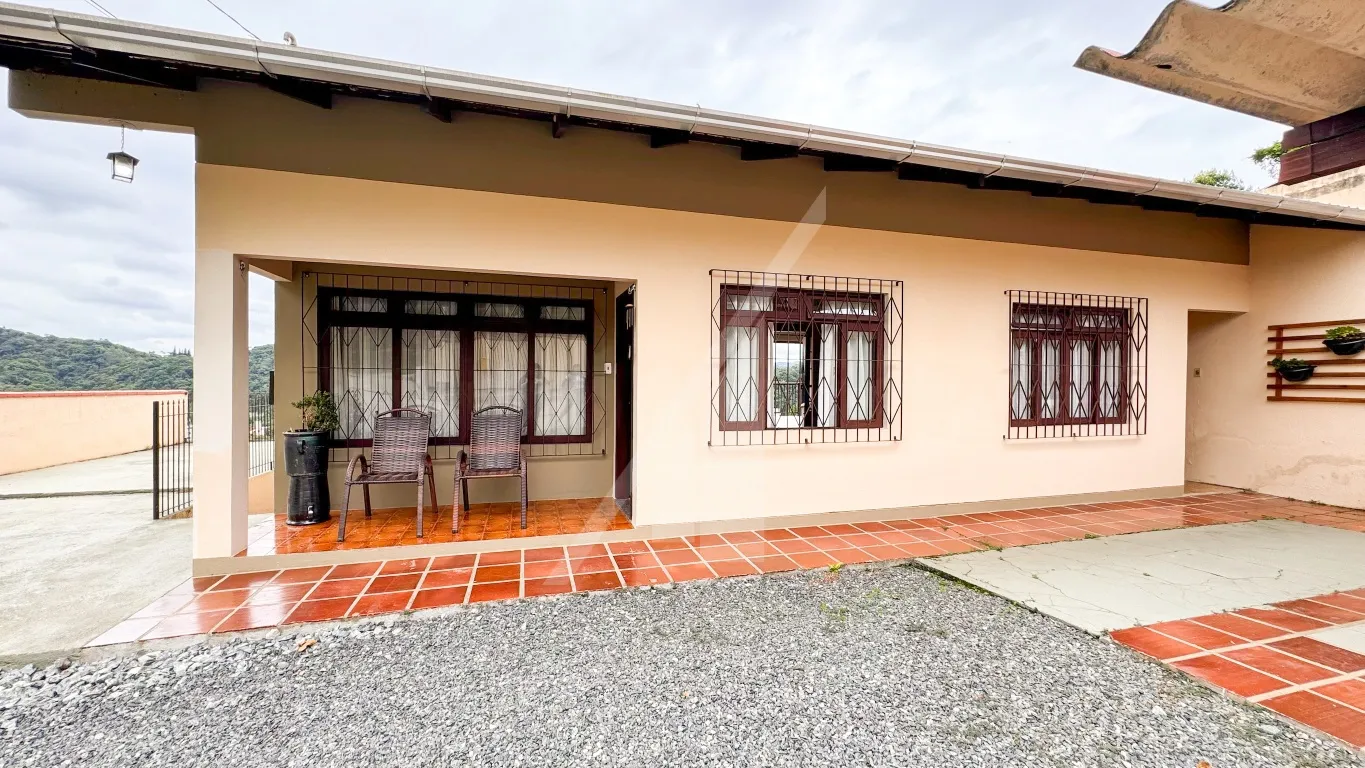 Casa de 3 quartos no bairro Garcia, a apenas 7 minutos do centro, em uma rua tranquila e próxima de comércios variados. - foto 1