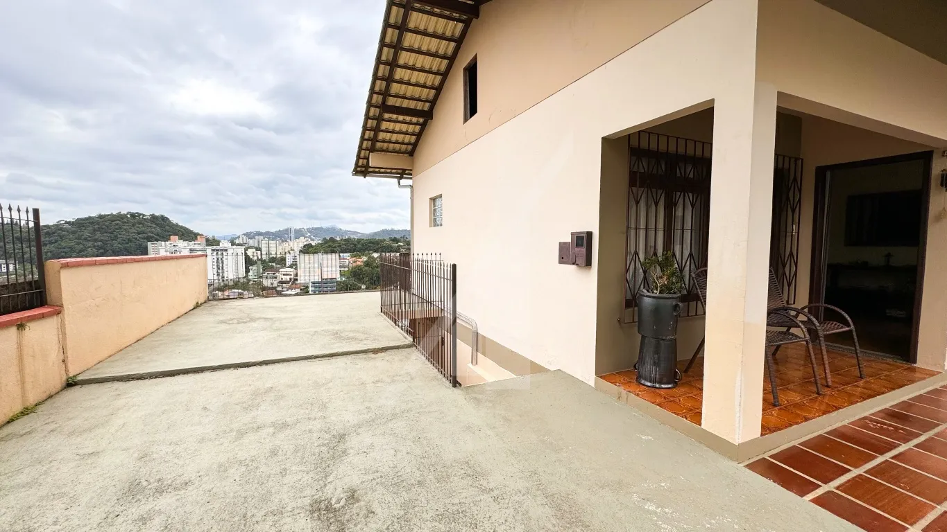 Casa de 3 quartos no bairro Garcia, a apenas 7 minutos do centro, em uma rua tranquila e próxima de comércios variados. — foto 3