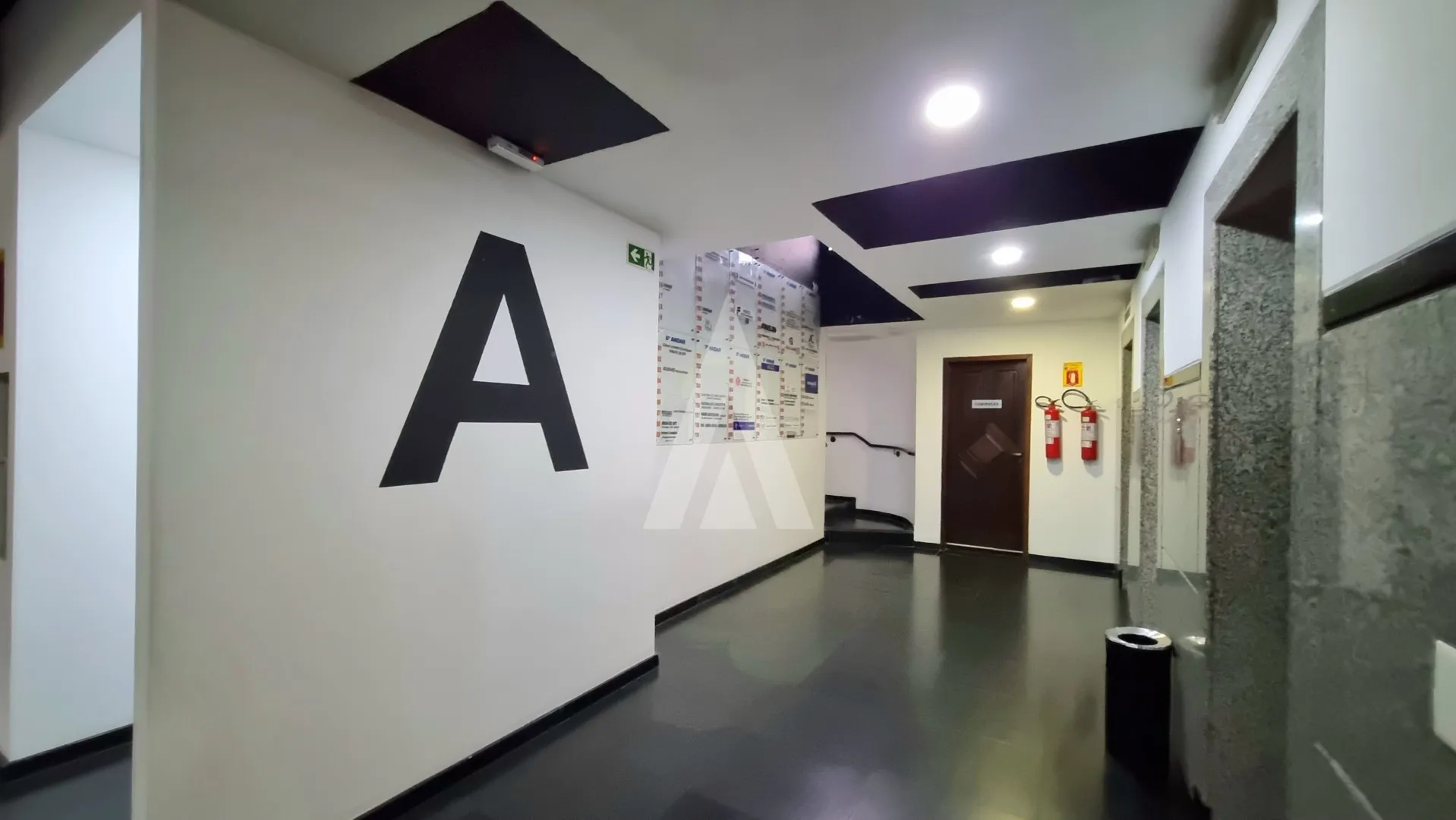 Excelente sala comercial, com 1 sala ampla, copa e 1 banheiro social. — foto 3