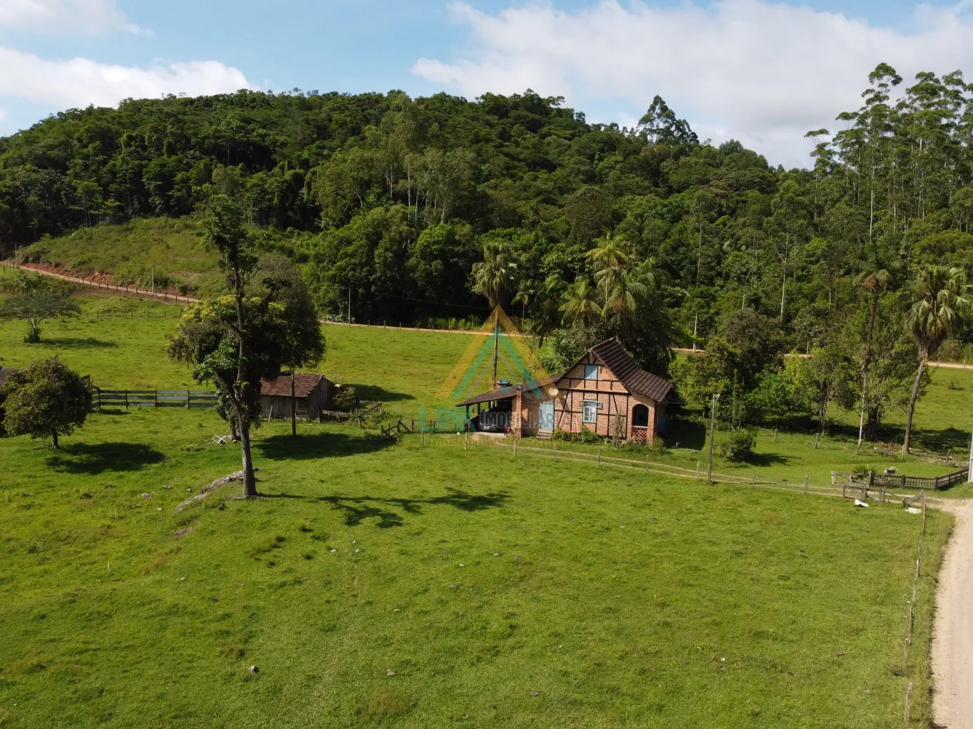 Sítio com casa em estilo Enxaimel com 80m, no Bairro Testo Central, na cidade de Pomerode, edificada num terreno com 33.566,05m. - foto 1