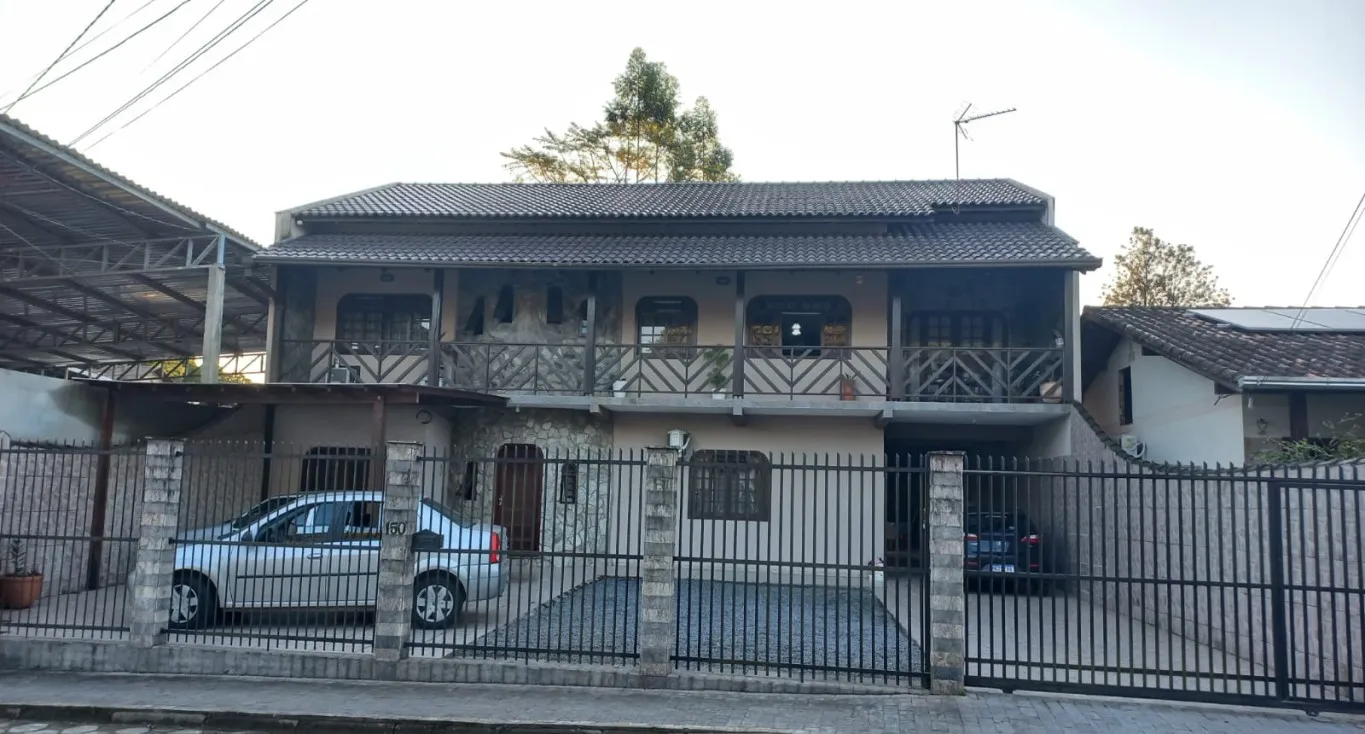 Casa ampla residencial, toda murada, com terreno plano, de fácil acesso. - foto 1