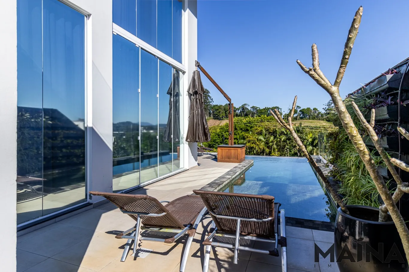 Casa imponente, contemporânea, totalmente mobiliada e decorada, com muito espaço e requinte no condomínio Golden Park. — foto 3