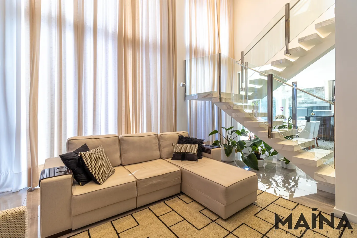 Casa imponente, contemporânea, totalmente mobiliada e decorada, com muito espaço e requinte no condomínio Golden Park. — foto 5