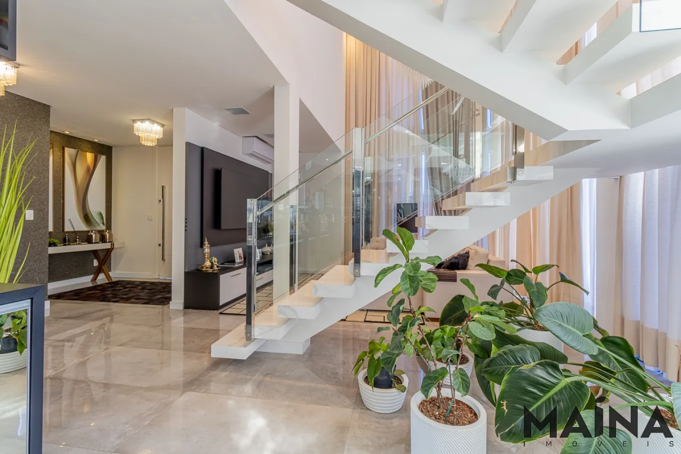 Casa imponente, contemporânea, totalmente mobiliada e decorada, com muito espaço e requinte no condomínio Golden Park. — foto 7