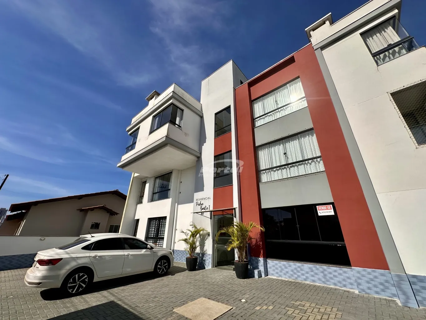 Apartamento mobiliado com 2 dormitórios, sendo 1 suíte, a cerca de 800 metros do mar no bairro Itacolomi em Balneário Piçarras/SC (Cód. 15387) - foto 1