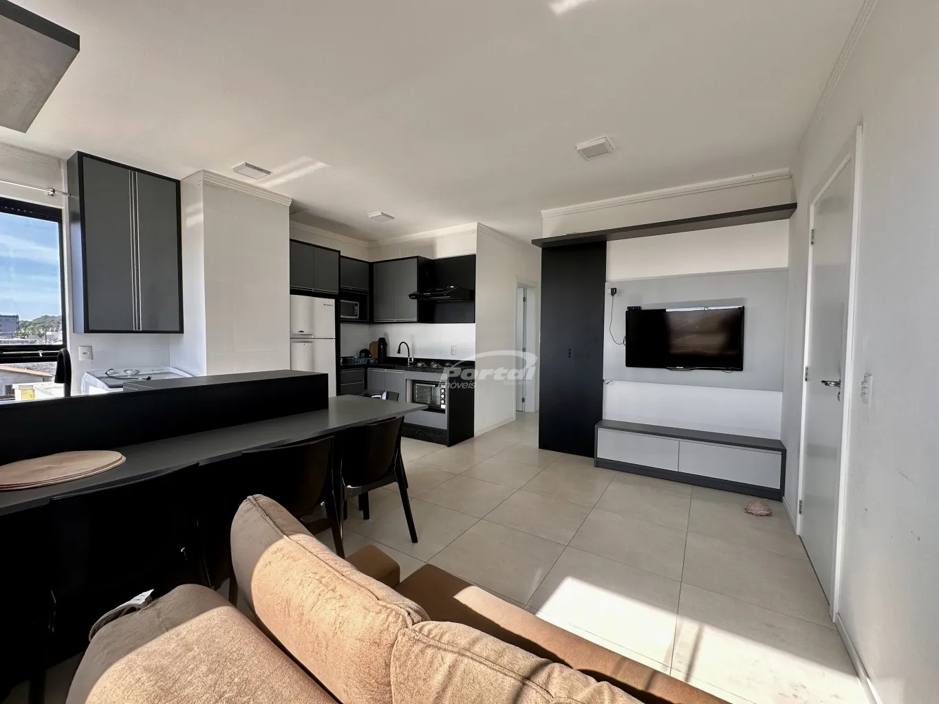 Apartamento mobiliado com 2 dormitórios, sendo 1 suíte, a cerca de 800 metros do mar no bairro Itacolomi em Balneário Piçarras/SC (Cód. 15387) — foto 2
