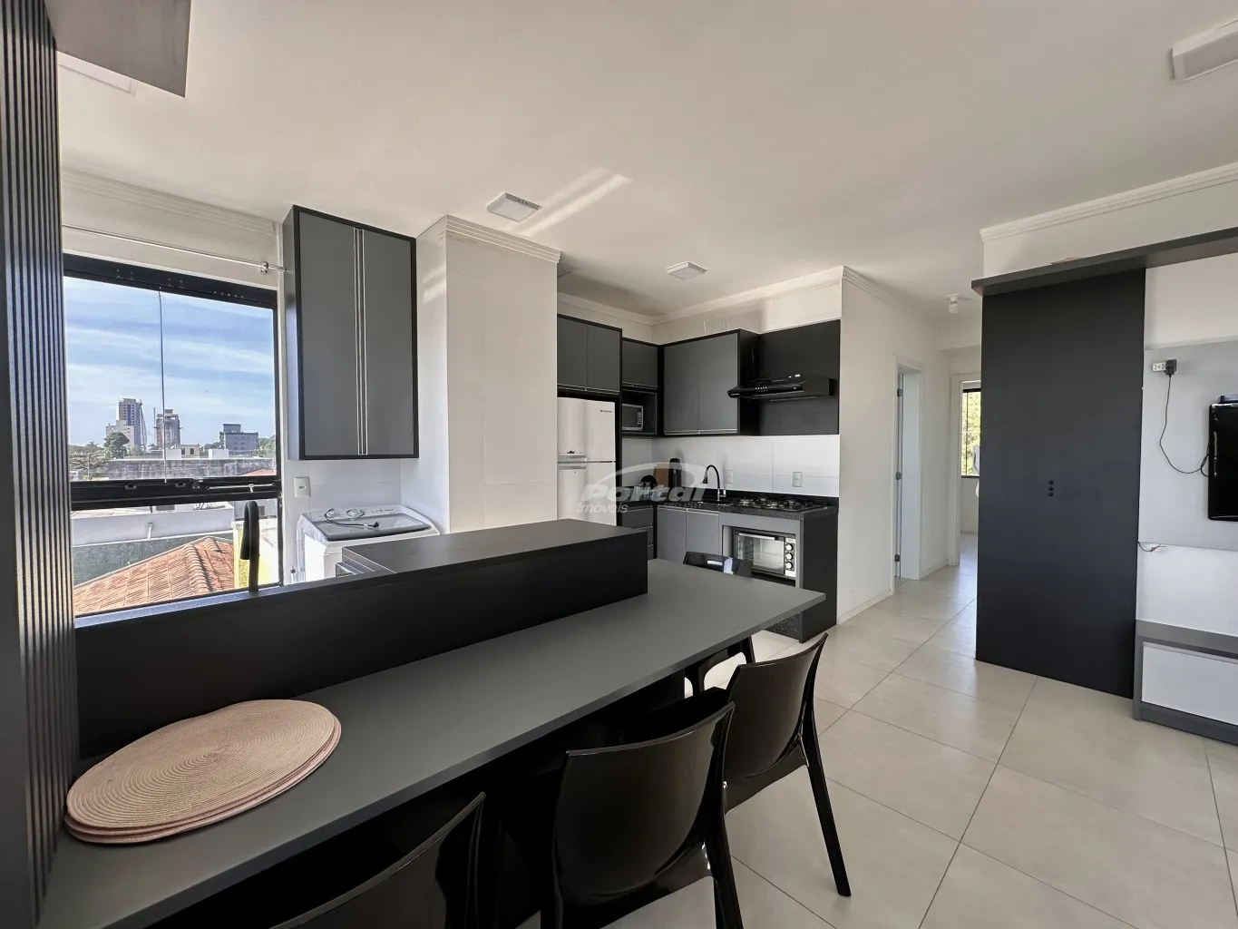 Apartamento mobiliado com 2 dormitórios, sendo 1 suíte, a cerca de 800 metros do mar no bairro Itacolomi em Balneário Piçarras/SC (Cód. 15387) — foto 3