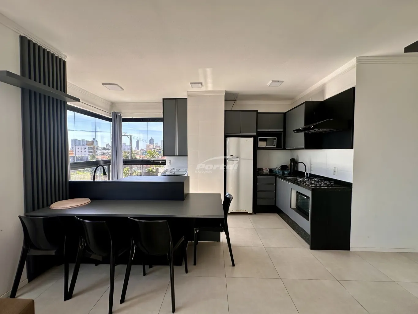 Apartamento mobiliado com 2 dormitórios, sendo 1 suíte, a cerca de 800 metros do mar no bairro Itacolomi em Balneário Piçarras/SC (Cód. 15387) — foto 6