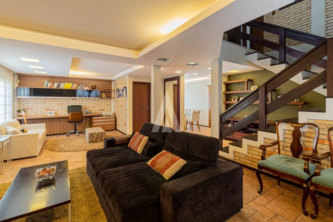 Casa com 3 quartos , sendo 1 suíte à venda no bairro Bom Retiro em Joinville-SC por R$1.700.000,00. — foto 2