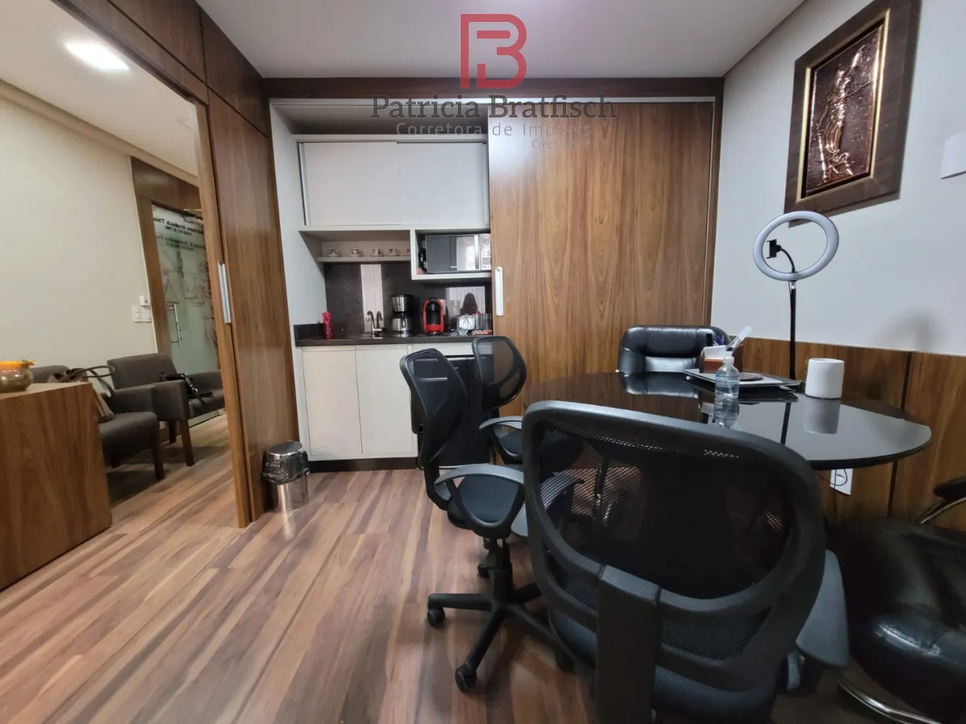 Sala comercial mobiliada e equipada, no Centro de Blumenau. Possibilidade de compartilhamento. - foto 1