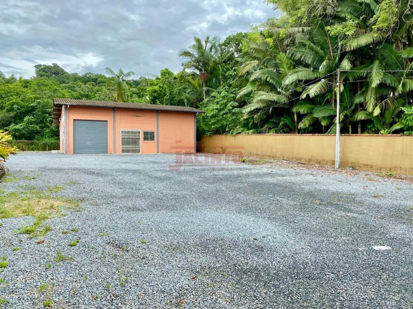 Galpão com 144 m no Bairro Tribess, próximo ao Top Supermercados. - foto 1