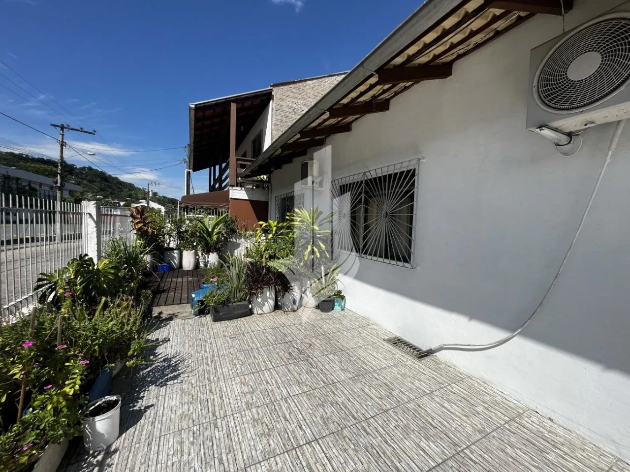 Casa com galpão em ótima localização, aos fundos da Cooper da Agua Verde. — foto 4