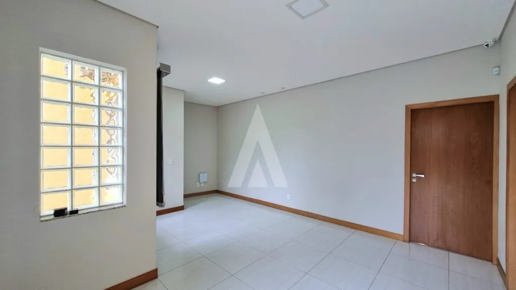 Loja contendo 3 salas, copa com armário e 2 lavabos e com 02 vagas descobertas em frente ao imóvel. — foto 2