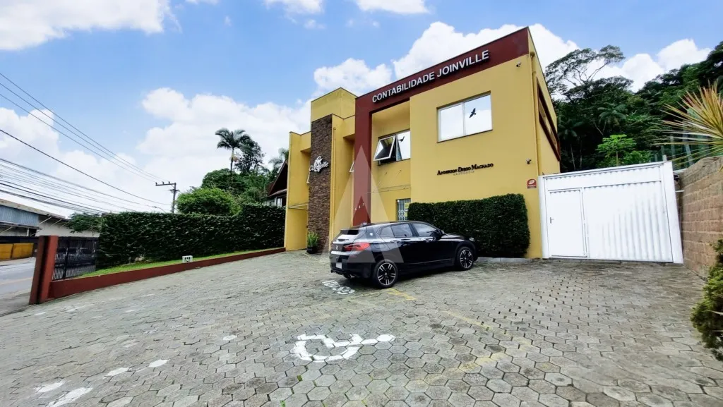 Loja contendo 3 salas, copa com armário e 2 lavabos e com 02 vagas descobertas em frente ao imóvel. — foto 3