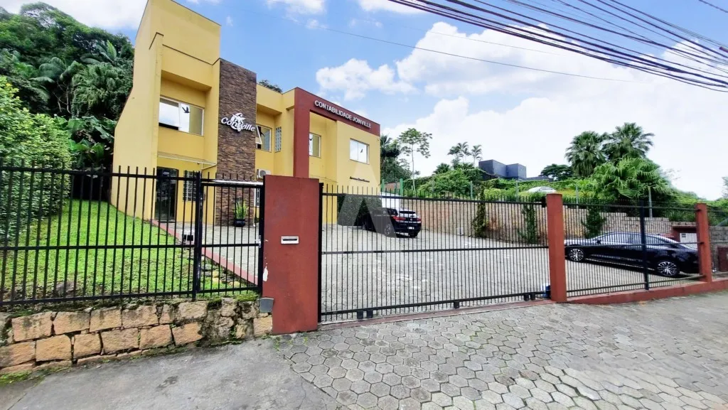 Loja contendo 3 salas, copa com armário e 2 lavabos e com 02 vagas descobertas em frente ao imóvel. — foto 4