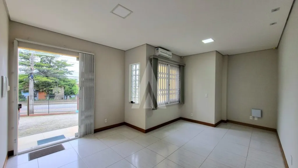 Loja contendo 3 salas, copa com armário e 2 lavabos e com 02 vagas descobertas em frente ao imóvel. — foto 5