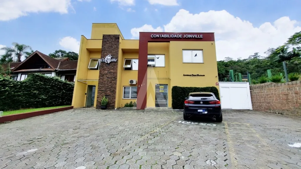 Loja contendo 3 salas, copa com armário e 2 lavabos e com 02 vagas descobertas em frente ao imóvel. — foto 6