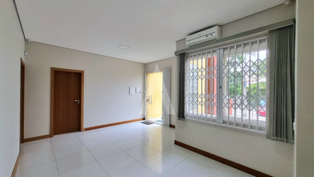 Loja contendo 3 salas, copa com armário e 2 lavabos e com 02 vagas descobertas em frente ao imóvel. — foto 7