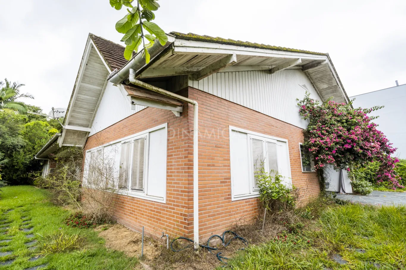 Linda casa plana no bairro mais charmoso de Blumenau, podendo ser para moradia ou utilizada para comércio - foto 1
