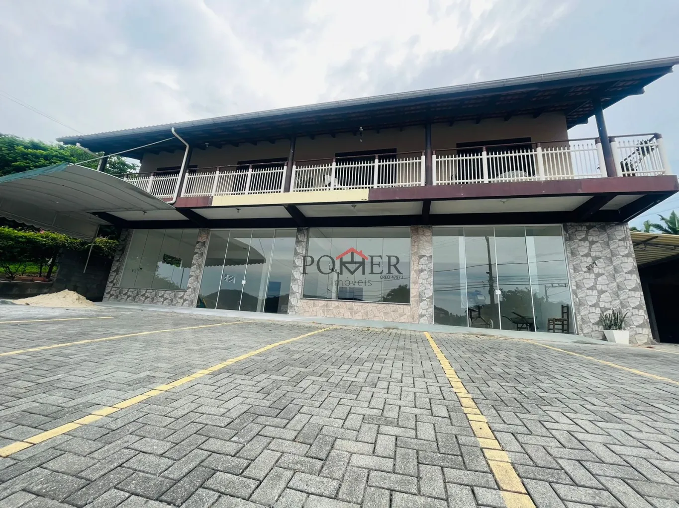 Excelente Prédio Comercial, localizado na entrada da Rota Enxaimel, no bairro Testo Alto, contendo a área de 487,58m, edificado em um terreno de 681,78 m. Imóvel possui ampla sala comercial no piso inferior, e mais dois apartamentos no piso superior. — foto 3