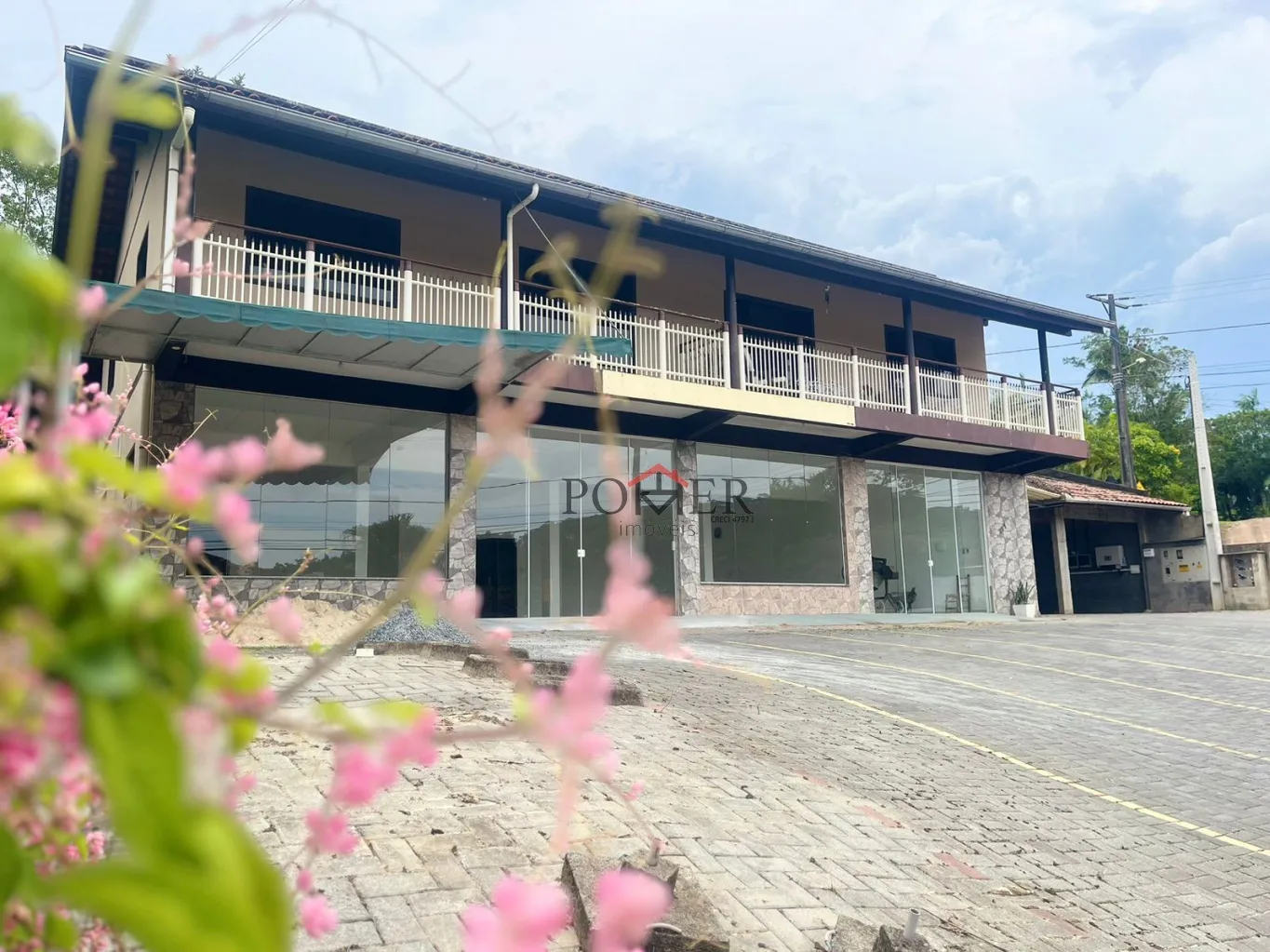 Excelente Prédio Comercial, localizado na entrada da Rota Enxaimel, no bairro Testo Alto, contendo a área de 487,58m, edificado em um terreno de 681,78 m. Imóvel possui ampla sala comercial no piso inferior, e mais dois apartamentos no piso superior. - foto 1