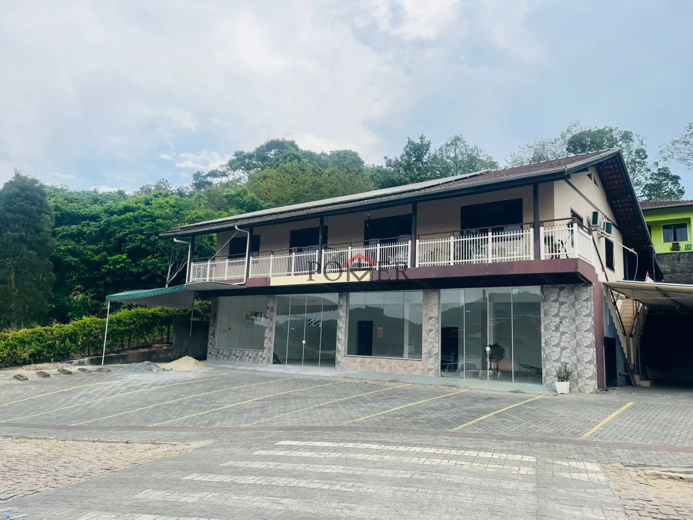 Excelente Prédio Comercial, localizado na entrada da Rota Enxaimel, no bairro Testo Alto, contendo a área de 487,58m, edificado em um terreno de 681,78 m. Imóvel possui ampla sala comercial no piso inferior, e mais dois apartamentos no piso superior. — foto 2