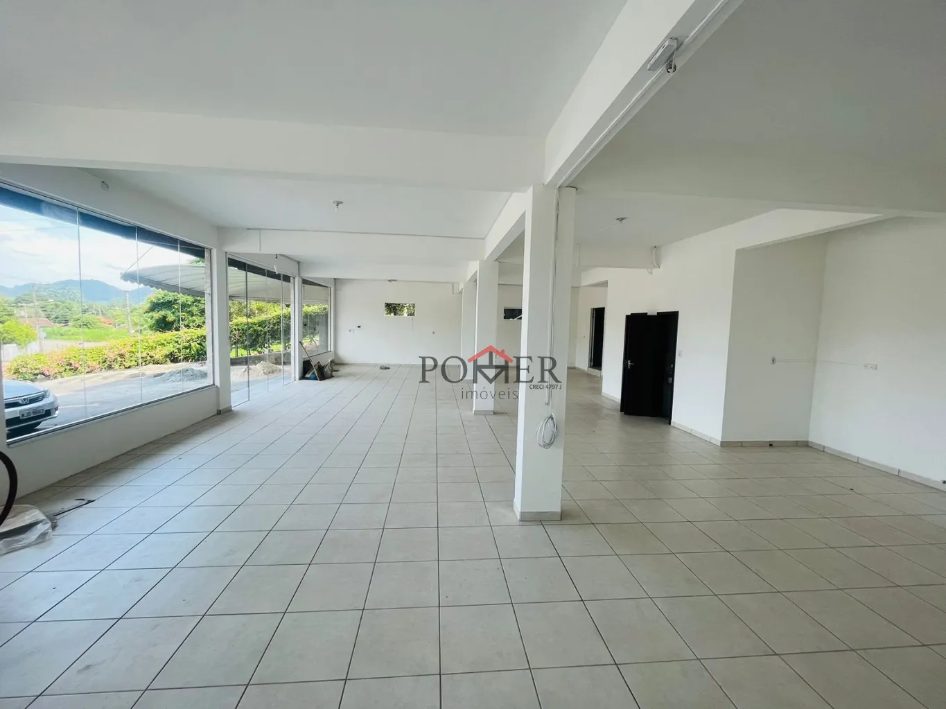 Excelente Prédio Comercial, localizado na entrada da Rota Enxaimel, no bairro Testo Alto, contendo a área de 487,58m, edificado em um terreno de 681,78 m. Imóvel possui ampla sala comercial no piso inferior, e mais dois apartamentos no piso superior. — foto 4