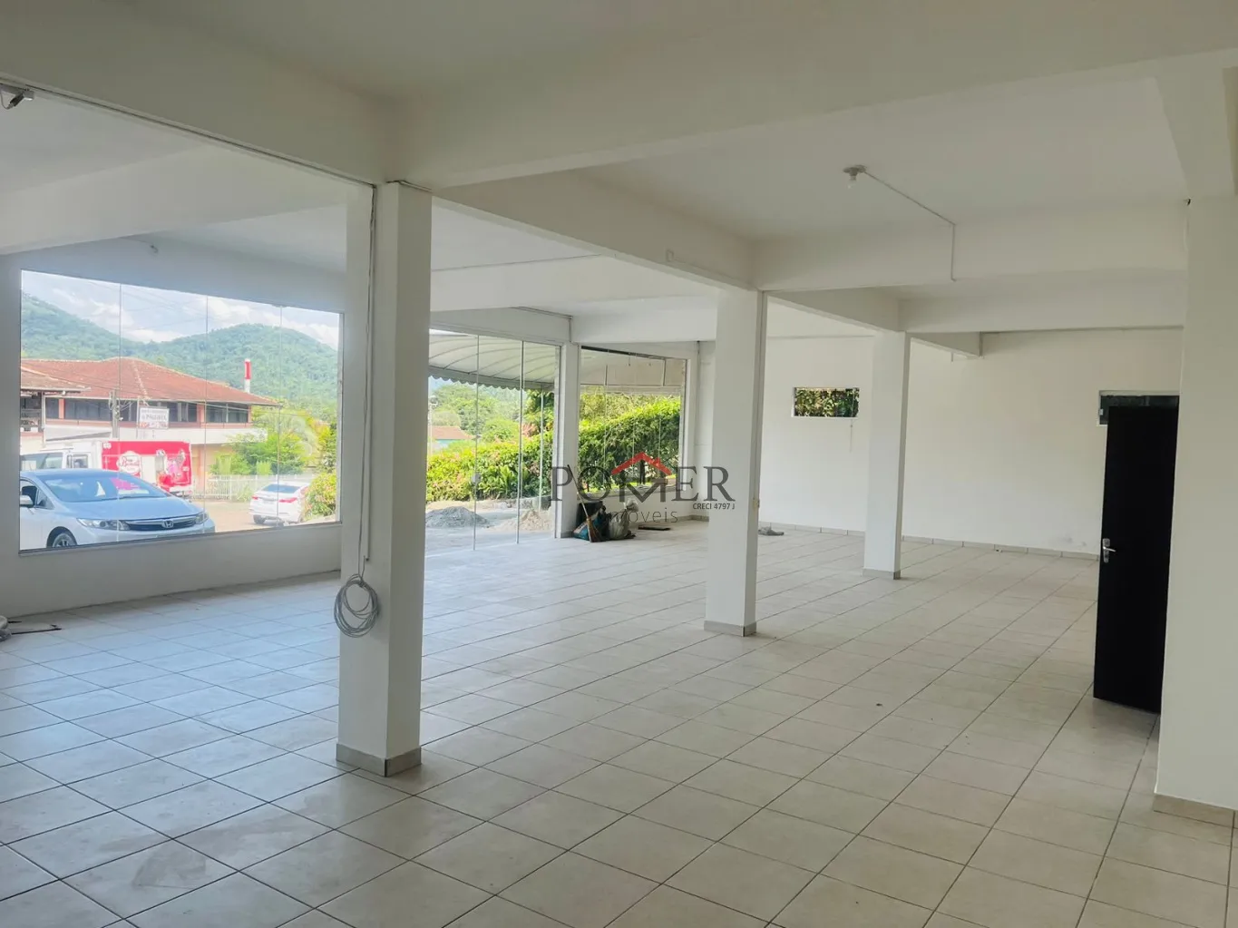 Excelente Prédio Comercial, localizado na entrada da Rota Enxaimel, no bairro Testo Alto, contendo a área de 487,58m, edificado em um terreno de 681,78 m. Imóvel possui ampla sala comercial no piso inferior, e mais dois apartamentos no piso superior. — foto 5