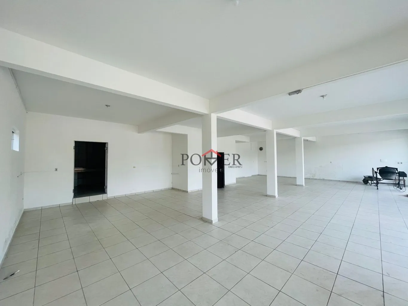 Excelente Prédio Comercial, localizado na entrada da Rota Enxaimel, no bairro Testo Alto, contendo a área de 487,58m, edificado em um terreno de 681,78 m. Imóvel possui ampla sala comercial no piso inferior, e mais dois apartamentos no piso superior. — foto 6