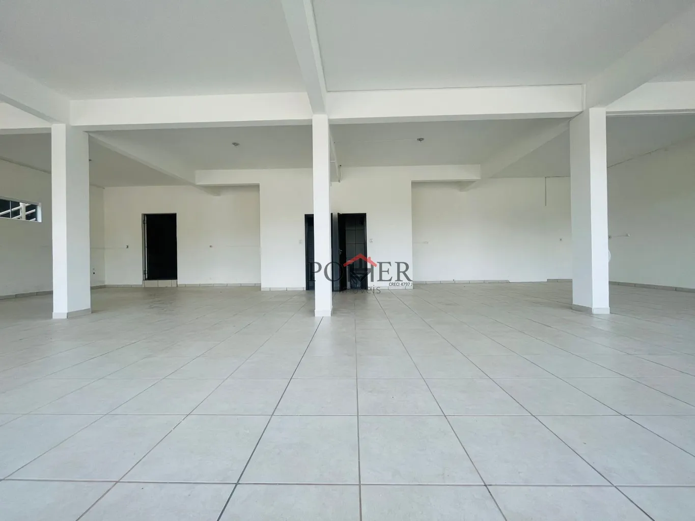Excelente Prédio Comercial, localizado na entrada da Rota Enxaimel, no bairro Testo Alto, contendo a área de 487,58m, edificado em um terreno de 681,78 m. Imóvel possui ampla sala comercial no piso inferior, e mais dois apartamentos no piso superior. — foto 7
