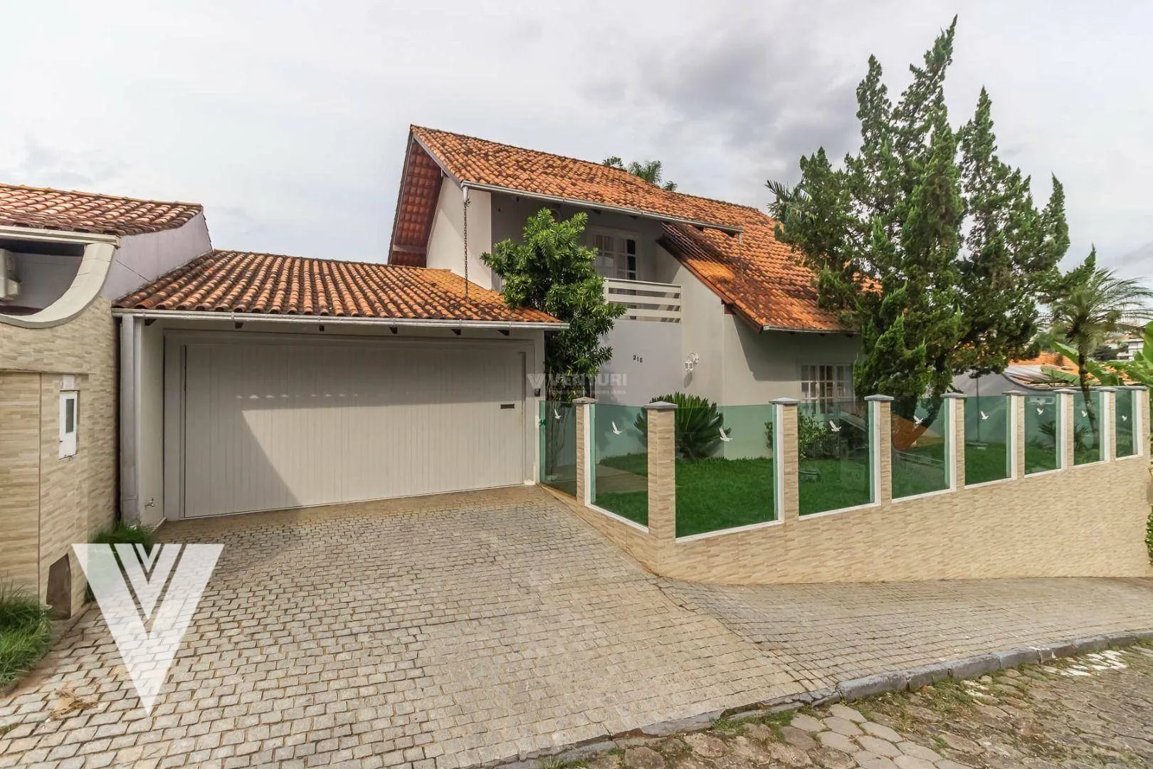 Casa com 3 dormitórios, sendo 1 suíte para alugar, 203 m por R$ 7.500/mês - Água Verde - Blumenau/SC - foto 1