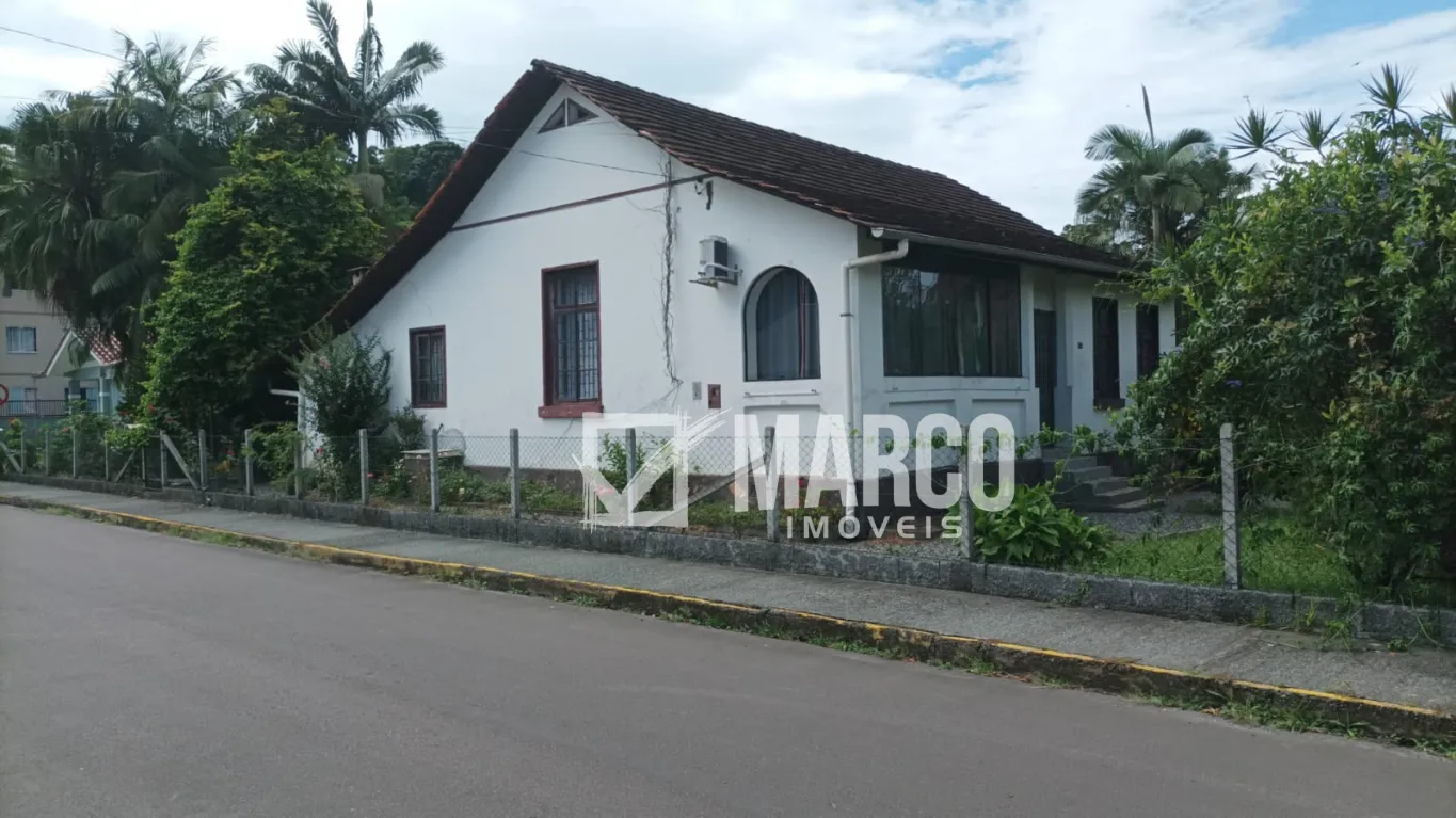 Casa no centro de Pomerode com terreno medindo 2.427 m2 — foto 2