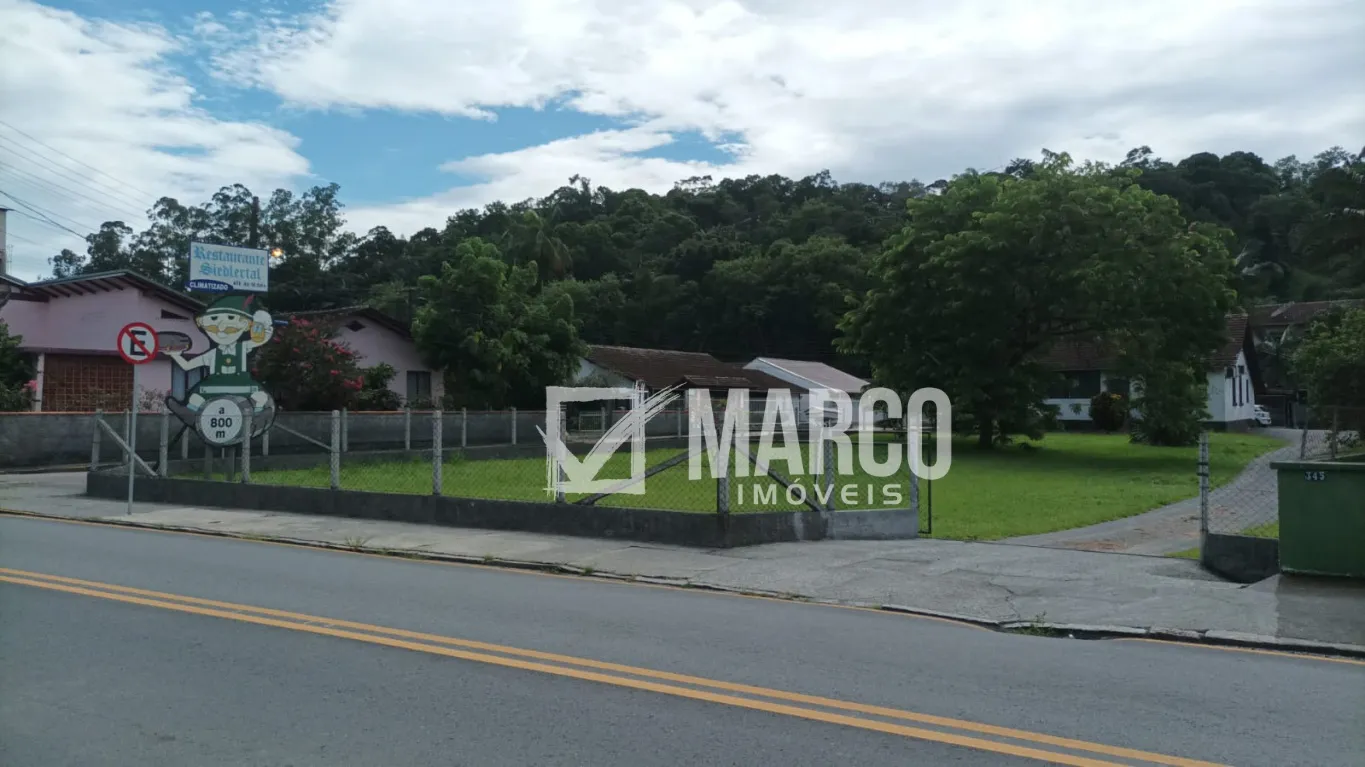 Casa no centro de Pomerode com terreno medindo 2.427 m2 — foto 4