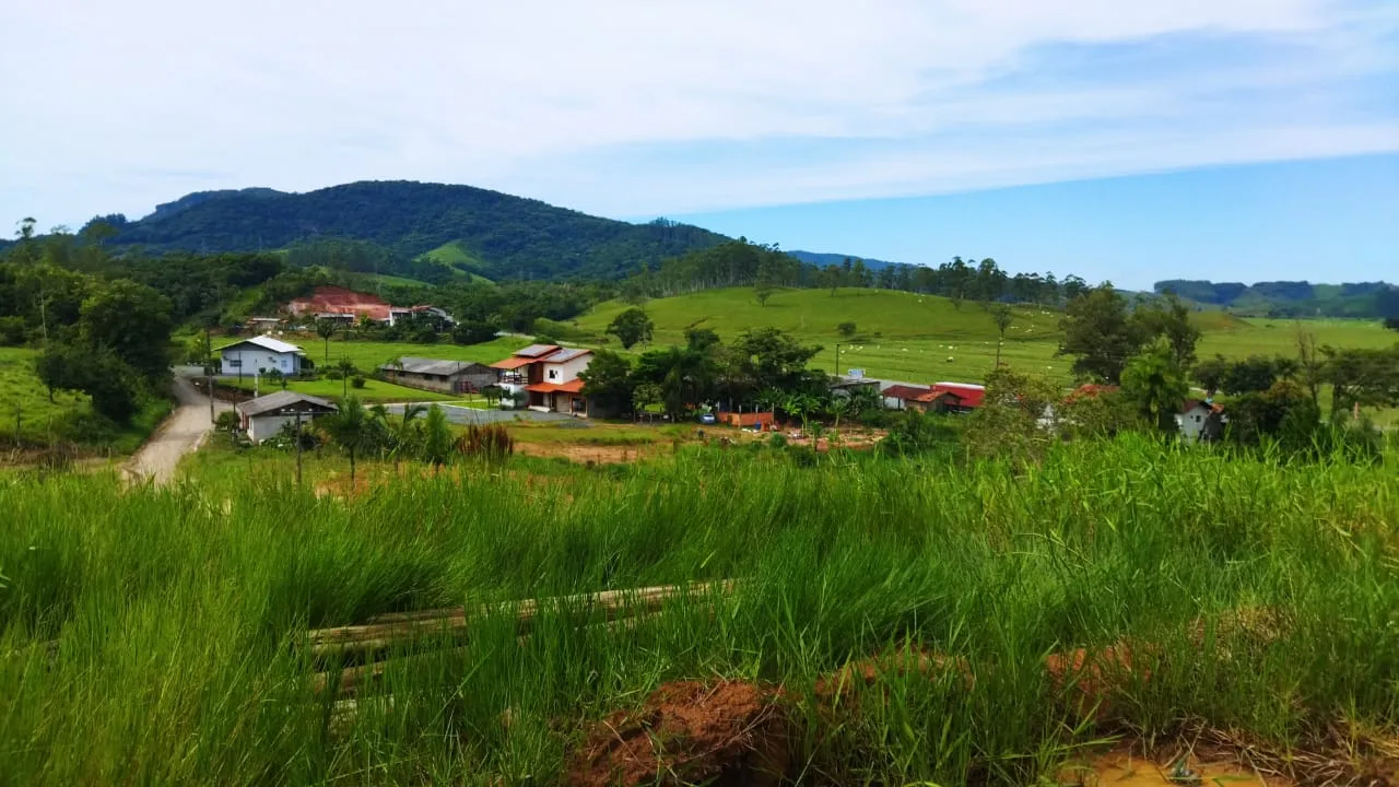 Terreno com vista panorâmica, com 1.350 m² no bairro Escalvadinho em Navegantes. Local com bom acesso fica apenas 500 metros da Rodovia SC414 - foto 1