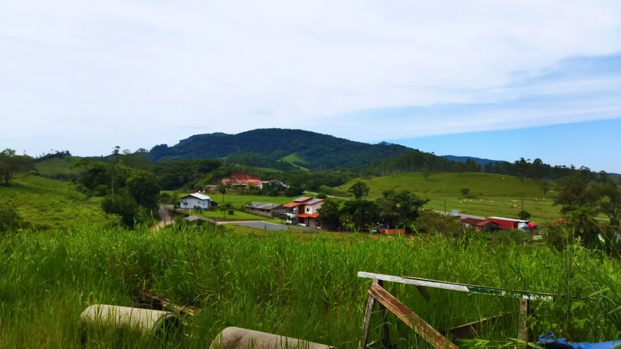 Terreno com vista panorâmica, com 1.350 m² no bairro Escalvadinho em Navegantes. Local com bom acesso fica apenas 500 metros da Rodovia SC414 — foto 2