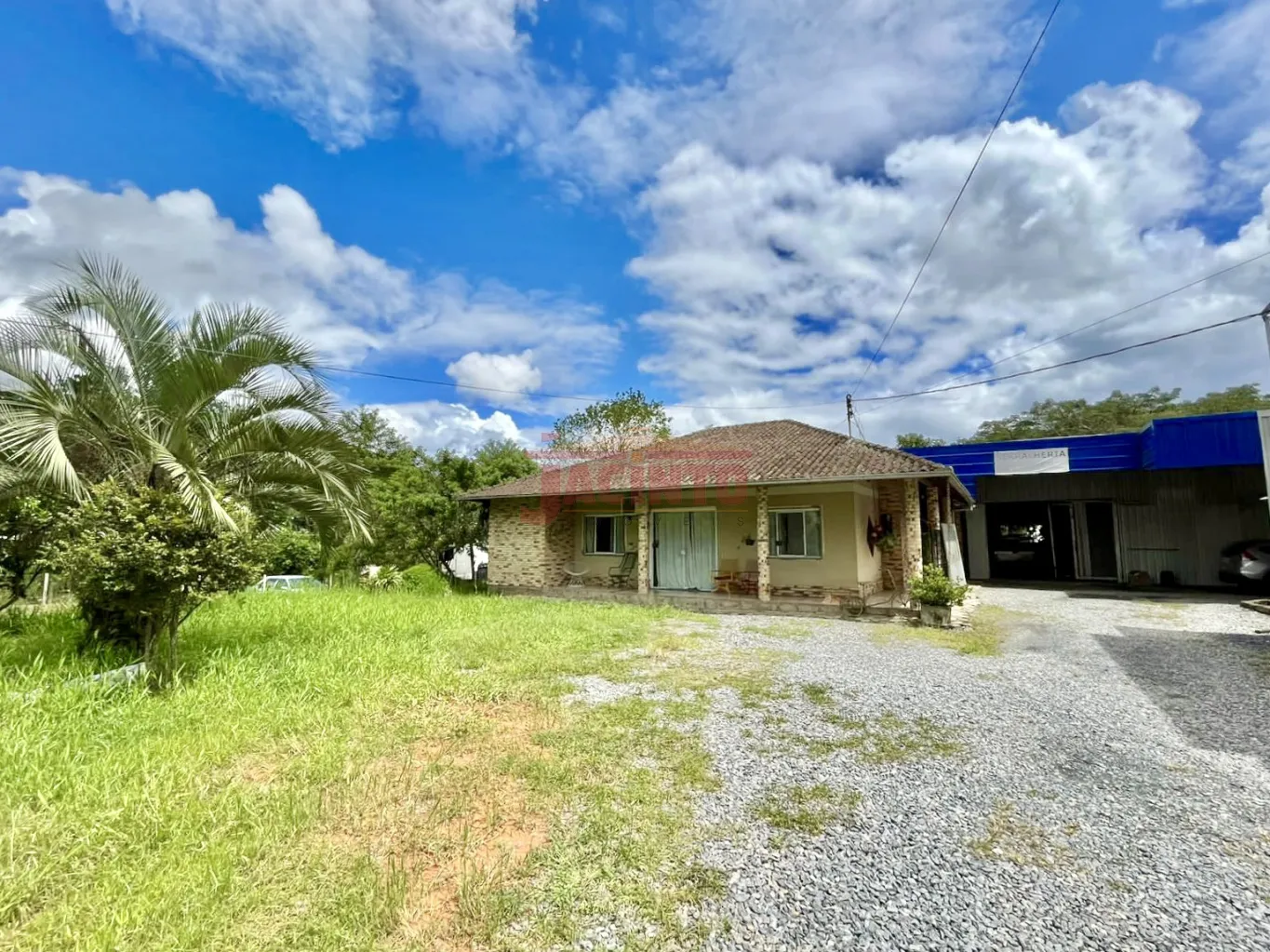 Imóvel com 1 casa, 1 sobrado e 1 galpão no bairro Belchior Central. — foto 2