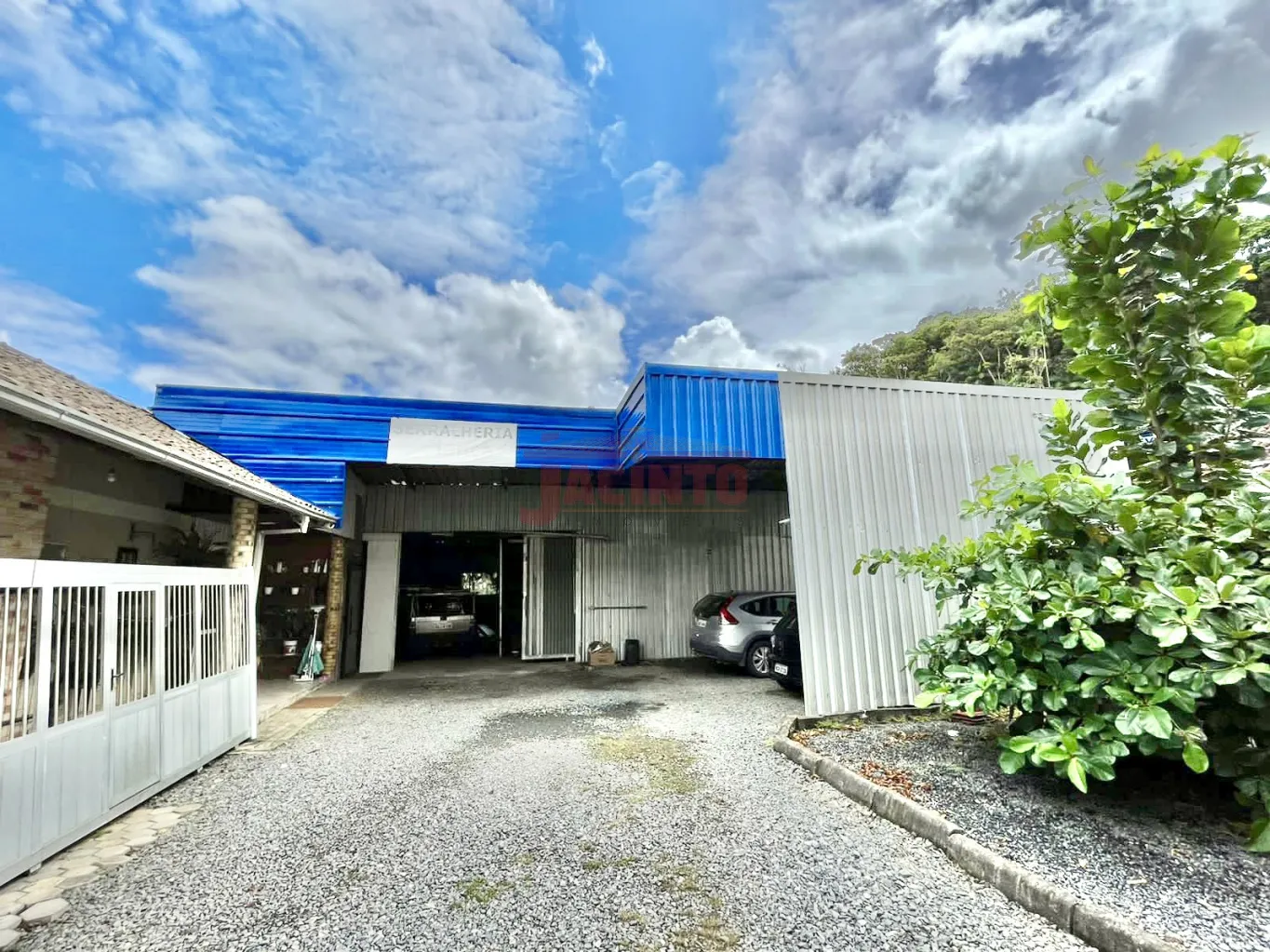 Imóvel com 1 casa, 1 sobrado e 1 galpão no bairro Belchior Central. — foto 3