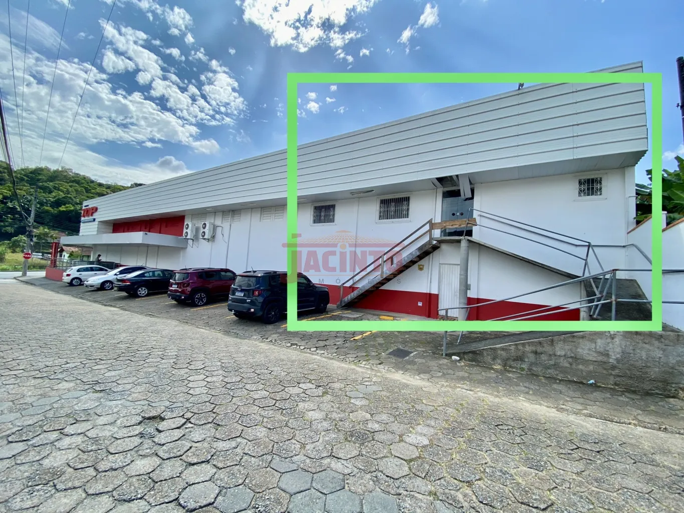 Sala comercial com aproximadamente 700m, localizada na parte superior do supermercado Top do Bairro Tribess. - foto 1