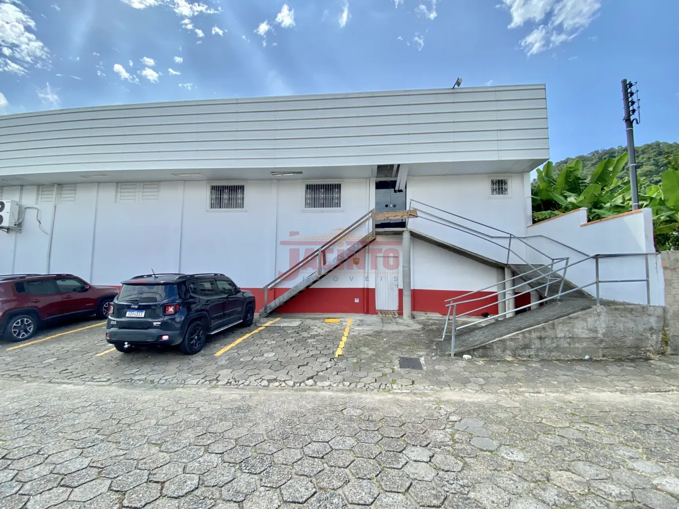 Sala comercial com aproximadamente 700m, localizada na parte superior do supermercado Top do Bairro Tribess. — foto 2