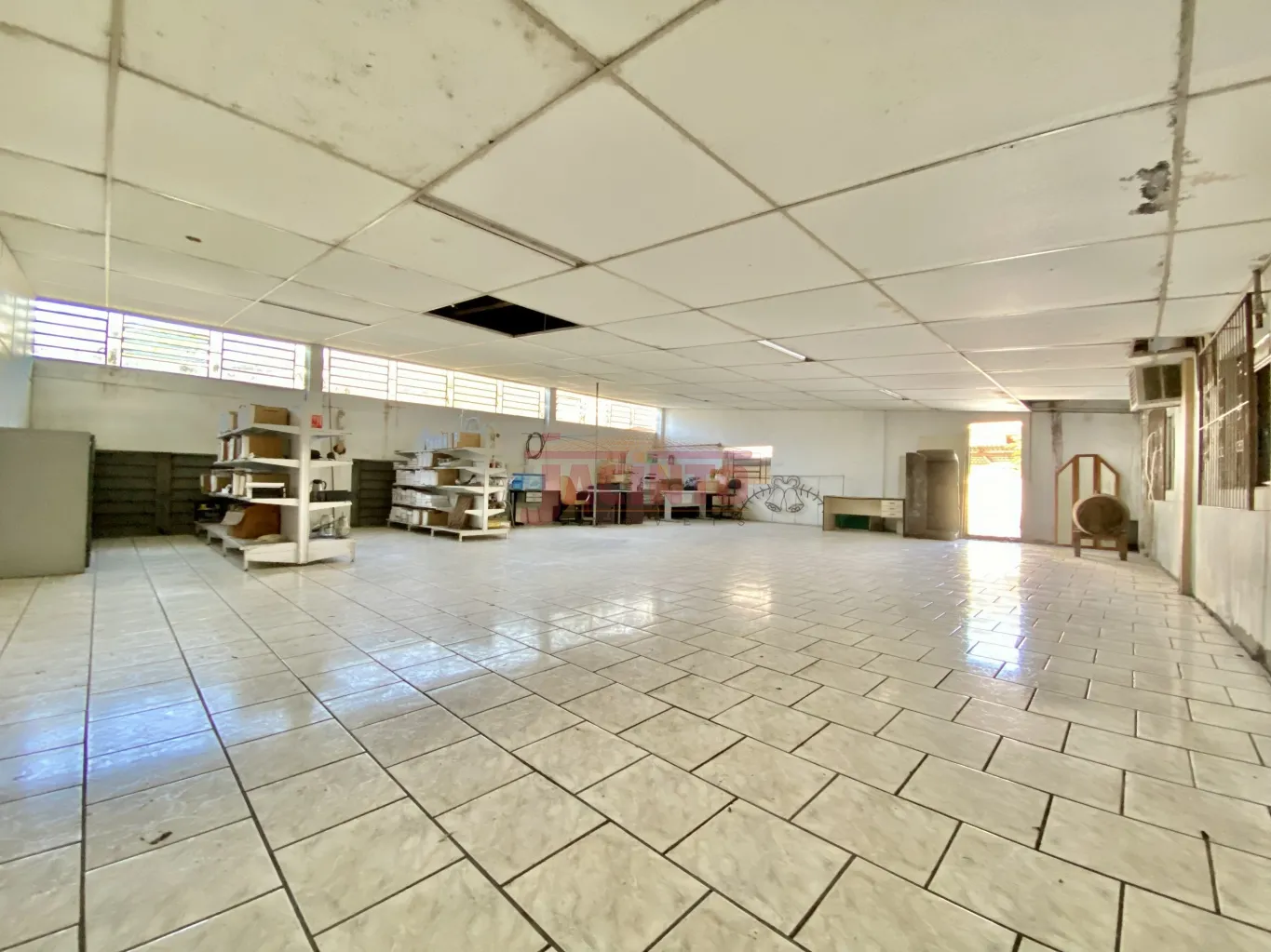 Sala comercial com aproximadamente 700m, localizada na parte superior do supermercado Top do Bairro Tribess. — foto 3