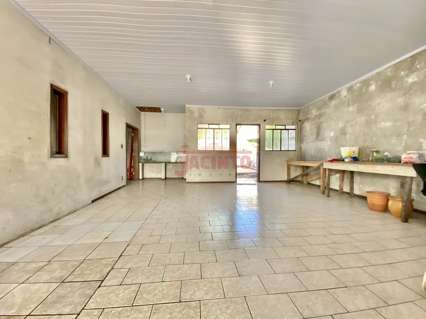 Sala comercial com aproximadamente 700m, localizada na parte superior do supermercado Top do Bairro Tribess. — foto 4