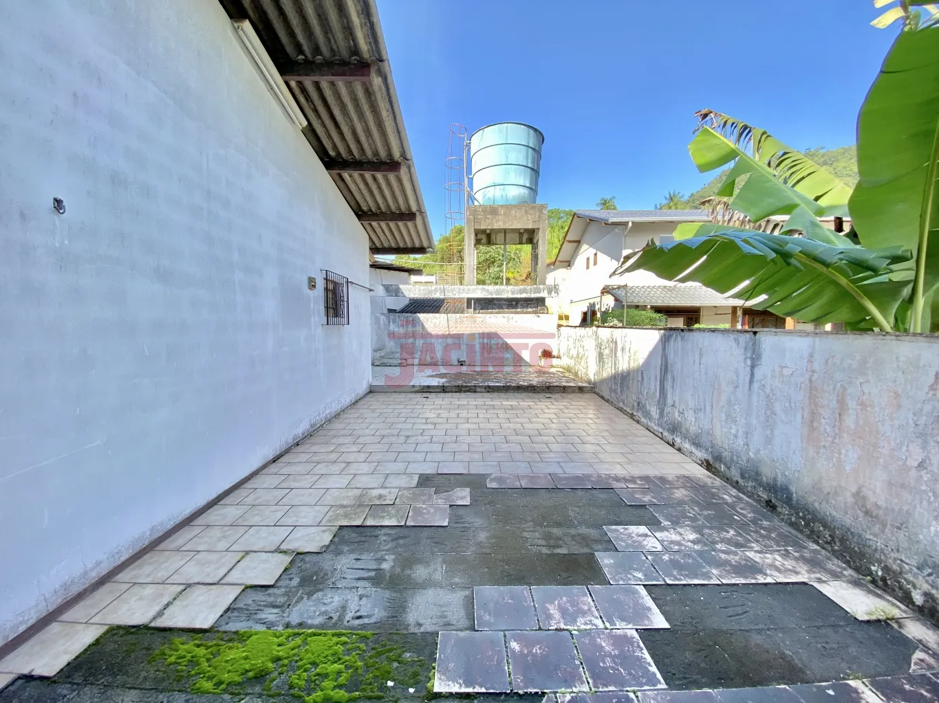 Sala comercial com aproximadamente 700m, localizada na parte superior do supermercado Top do Bairro Tribess. — foto 6