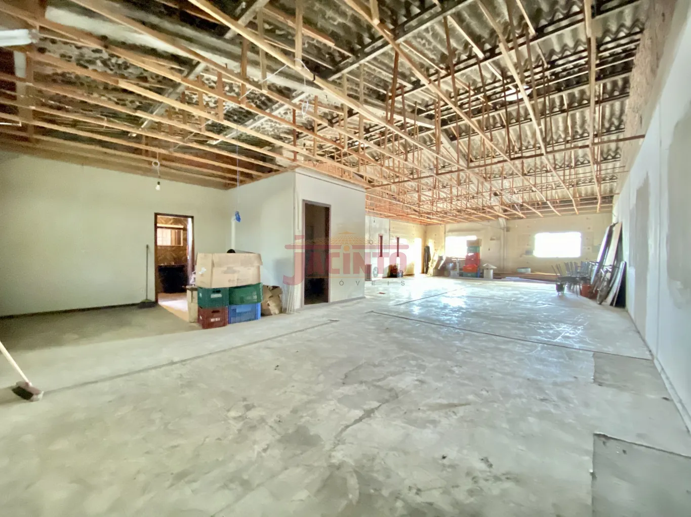 Sala comercial com aproximadamente 700m, localizada na parte superior do supermercado Top do Bairro Tribess. — foto 7