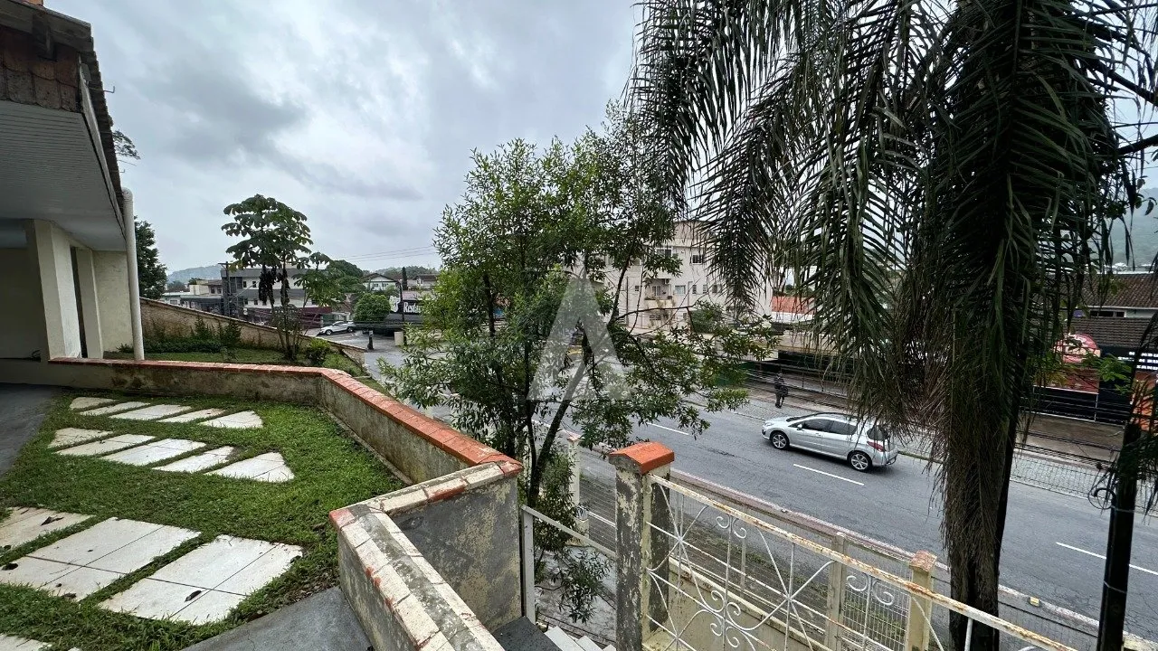 Casa com 1 suíte(s) mais 3 quarto(s) à venda no bairro Bom Retiro em Joinville, por R$ 850.000.00. — foto 2