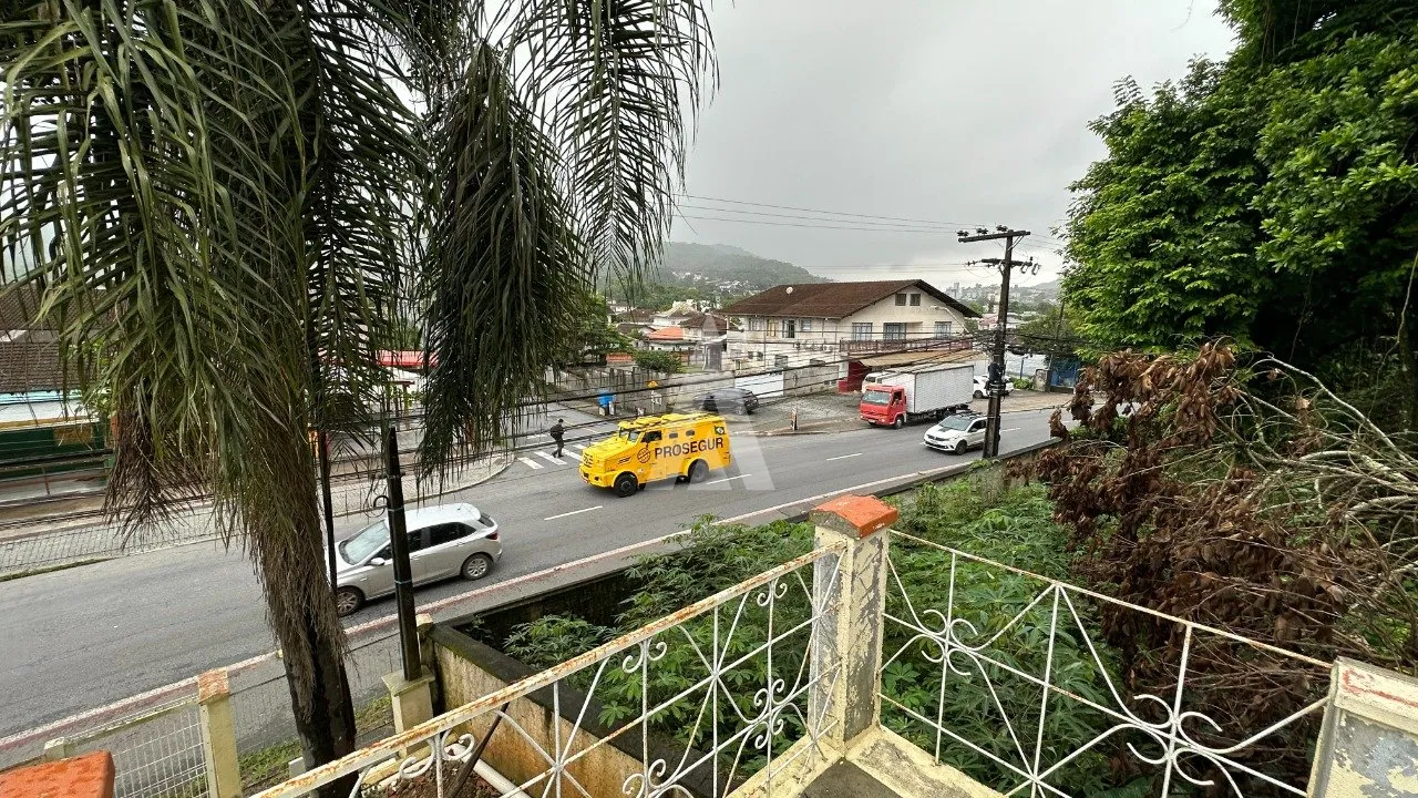 Casa com 1 suíte(s) mais 3 quarto(s) à venda no bairro Bom Retiro em Joinville, por R$ 850.000.00. — foto 3