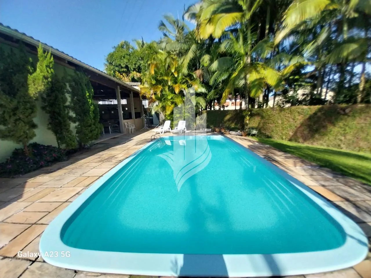 Ampla e confortável casa de alvenaria no Garcia, 3 dormitórios, 4 vagas (2 cobertas), 145,00m área útil, 2 salas, piscina e área de festa com churrasqueira. - foto 1