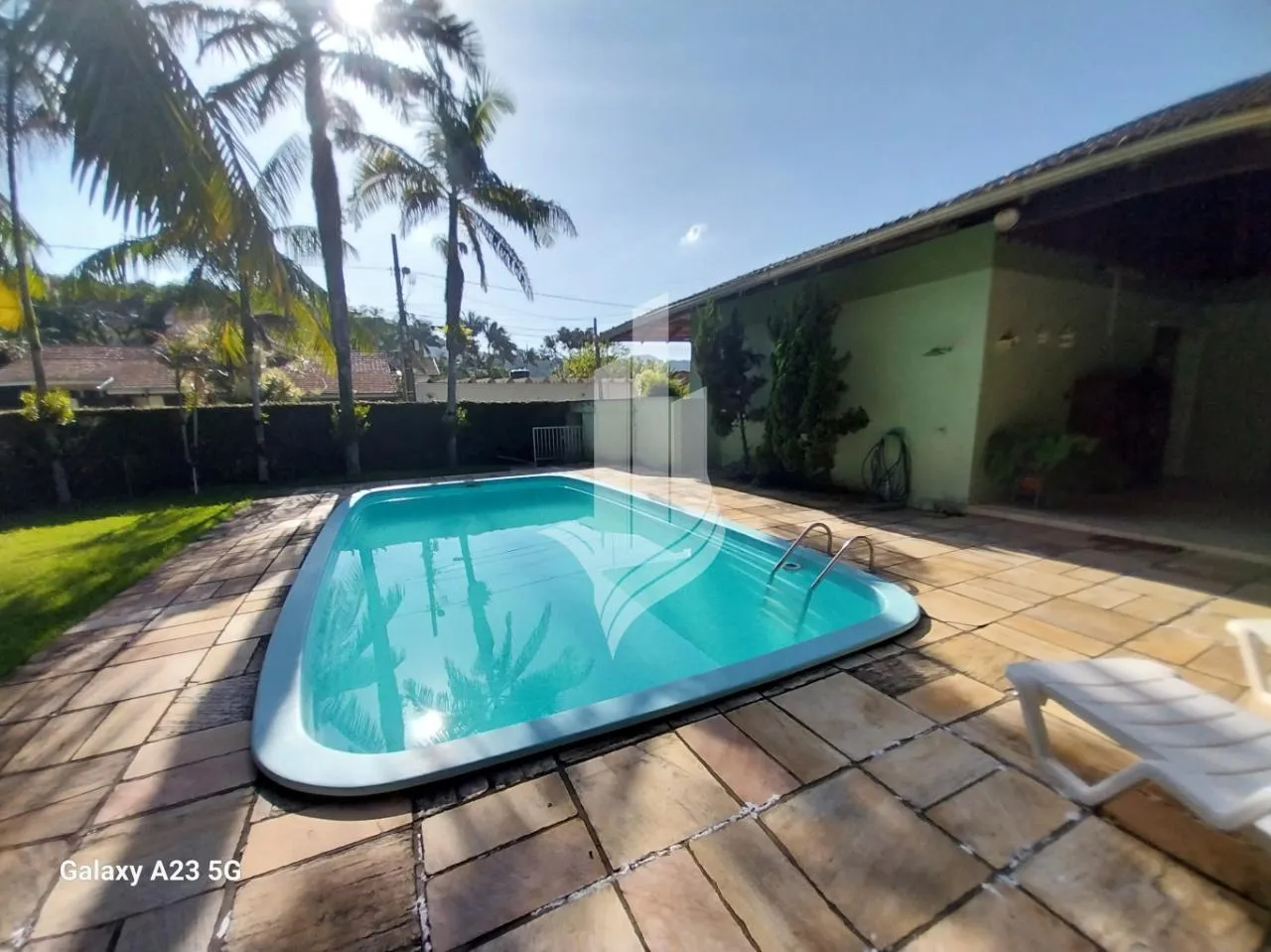 Ampla e confortável casa de alvenaria no Garcia, 3 dormitórios, 4 vagas (2 cobertas), 145,00m área útil, 2 salas, piscina e área de festa com churrasqueira. — foto 2