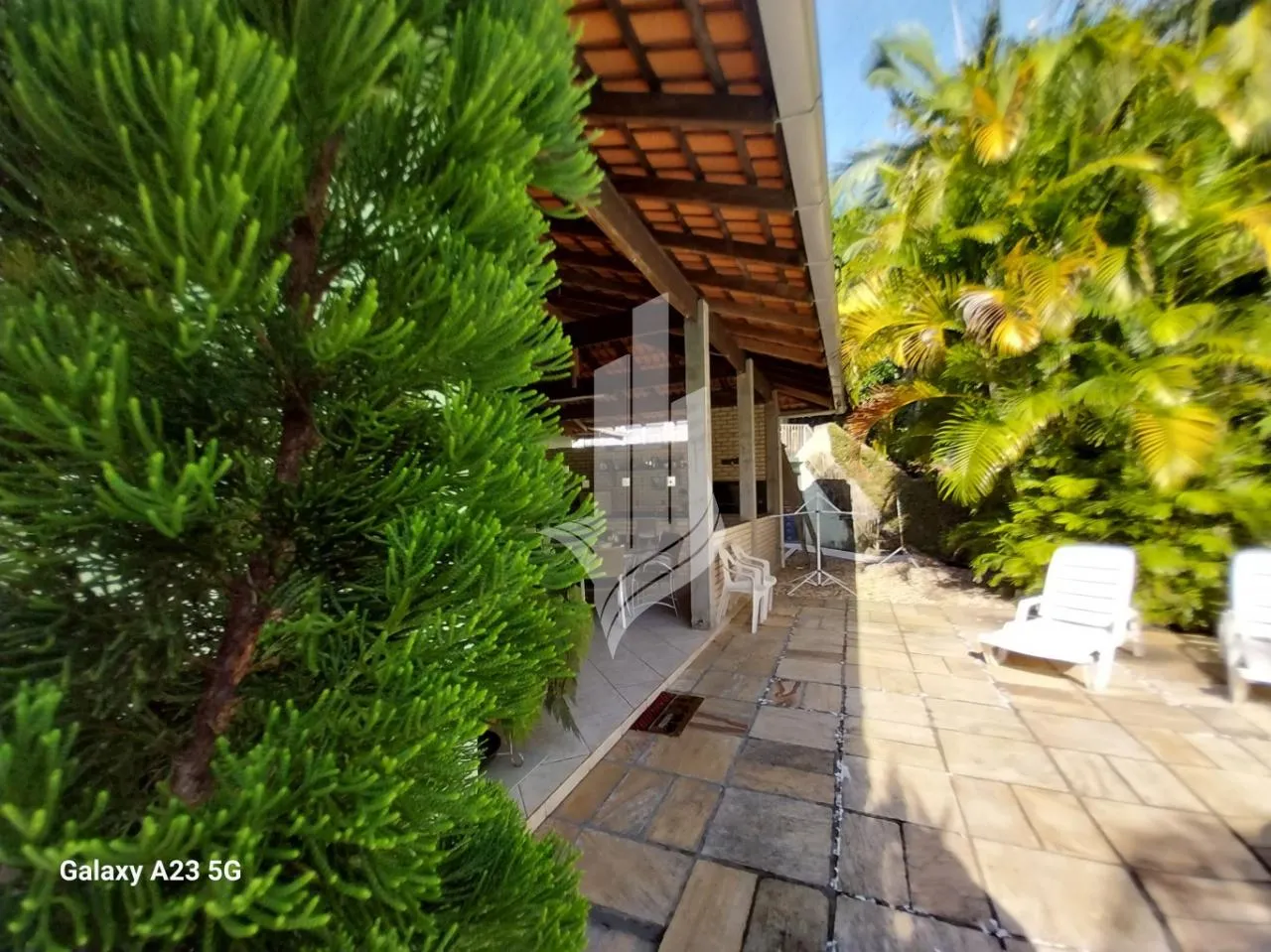 Ampla e confortável casa de alvenaria no Garcia, 3 dormitórios, 4 vagas (2 cobertas), 145,00m área útil, 2 salas, piscina e área de festa com churrasqueira. — foto 3